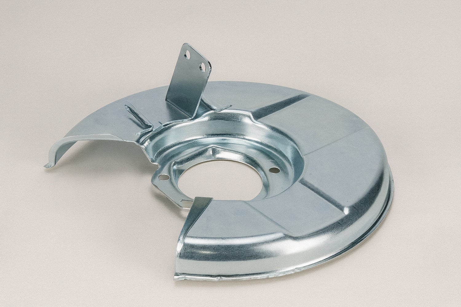 Bromssköld vänster fram